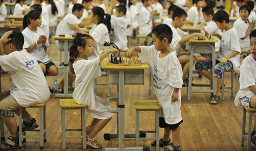 Children play chess, Chinese chess and other mind games in Nanchang, capital of east China's Jiangxi Province, Aug. 8, 2012. More than 200 people participated in the activities. Photo: Xinhua