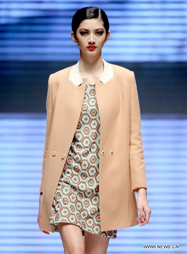 A model presents a creation by fashion designer Yuan Bing during the VISCAP Yuan Bing Collection at the 2013 China Fashion Week in Beijing, capital of China, March 26, 2013. (Xinhua/Chen Jianli) 
