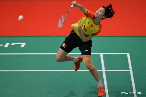 Li Xuerui of China returns a shot during the 2013 Sudirman Cup world mixed team badminton championship against Indonesia's Aprilia Yuswandari in Kuala Lumpur, Malaysia, on May 21, 2013. Li won 2-1. (Xinhua/Chen Xiaowei)