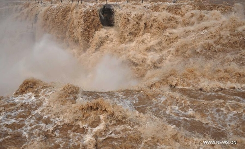 Photo taken on June 30, 2013 shows the scenery of the Hukou Waterfall of the Yellow River in Jixian County, north China's Shanxi Province. (Xinhua/Lv Guiming) 