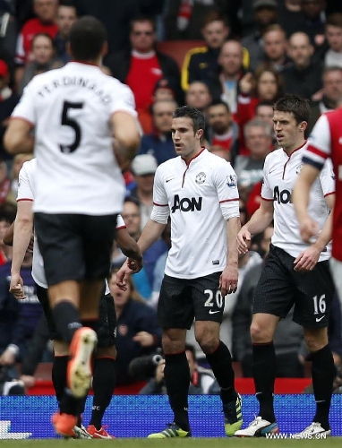 Robin van Persie (C) of Manchester United receives congratulations from his teammates during the Barclays Premier League match between Arsenal and Manchester United at the Emirates Stadium in London, Britain on April 28, 2013. The match ended with a 1-1 draw. (Xinhua/Wang Lili)