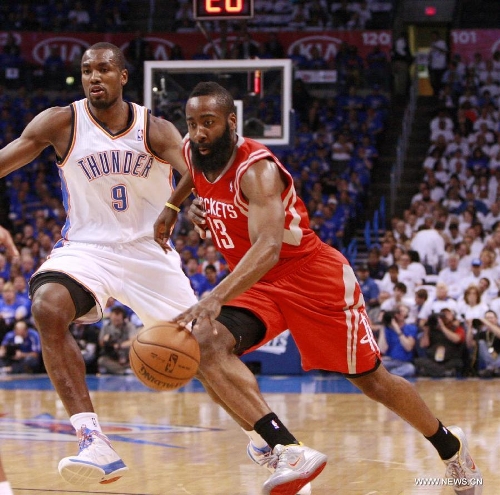 Houston Rockets James Harden (R) drives the ball during Game 2 against Oklahoma City Thunder at the first-round NBA basketball playoff series in Oklahoma City, April 24, 2013. (Xinhua/Song Qiong) 
