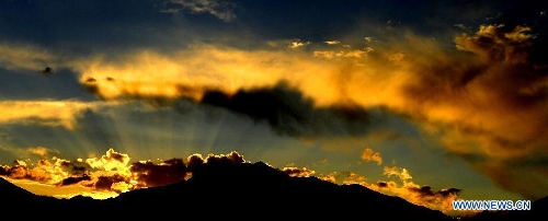 Photo taken on May 12, 2013 shows the scenery of the sunset glow in the northern part of southwest China's Tibet Autonomous Region. (Xinhua/Chogo)