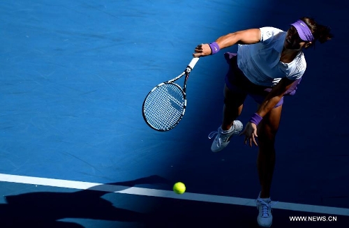 Li Na of China serves the ball during her fourth round women's singles match against Julia Goerges of Germany on the seventh day of 2013 Australian Open tennis tournament in Melbourne, Australia, Jan. 20, 2013. Li Na won 2-0. (Xinhua/Chen Xiaowei) 