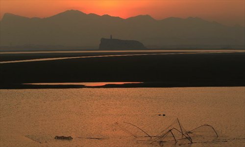 
Photo taken on November 4, 2012 shows a beautiful view of the Poyang Lake in Jiujiang City, east China's Jiangxi Province. As the Poyang Lake, China's largest freshwater lake, entered the dry season this year, some exposed bottomlands and the lake water here have made up a beautiful picture. Photo: Xinhua