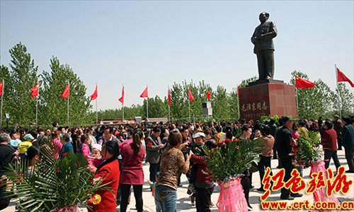 People gather in the square of Liuguangying village, Linzhang county in Hebei Province on the morning of April 25 before a recently unveiled statue of former Chinese leader Mao Zedong. Photo: ifeng.com