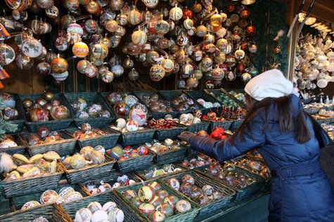 People enjoy the Christmas Market in Vienna last December. Photos: IC