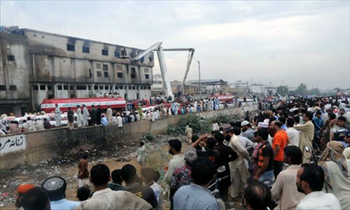 Pakistani firefighters conduct rescue operation at the garments factory in southern Pakistani port city of Karachi, Sept 12, 2012. A huge fire that broke out in a garments factory in Pakistan's southern port city of Karachi on Tuesday evening has been put out after nearly 11 hours of hard efforts by fire fighters, announced Ehtishamuddin, Chief Fire Officer of Karachi, on Wednesday. Up till now, a total of 166 people have reportedly been killed in the fire. Photo: Xinhua
