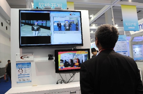 &nbsp;A visitor experiences the detection and identification system based on sensors during the China (Shanghai) International Technology Fair in Shanghai, east China, May 8, 2013. (Xinhua/Lai Xinlin) 