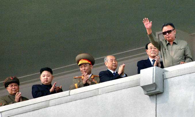 Kim Jong-il wave his hands during the military parade ceremony held to commemorate the founding of the Korean Workers Party at Kim Jong-il square in Pyongyang, North Korea on October 10, 2010. Photo: ifeng.com