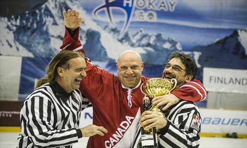 Canadian player Scott Laprise holds the trophy aloft. Photos: Li Hao/GT