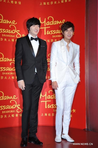 South Korean actor Lee Min-ho poses for photos with his life-size wax figure during a ceremony to unveil his wax figure at the Madame Tussauds in Shanghai, east China, April 19, 2013. (Xinhua) 