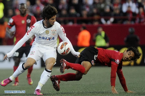 Fernando Arce (R) of Mexico's Tijuana vies for the ball with Alexandre Pato of Brazil's Corinthians during their Copa Libertadores soccer match at the Caliente Stadium, in Tijuana, Mexico, on March 6, 2013. (Xinhua/Str) 