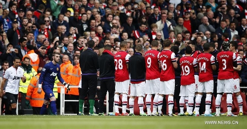 Rio Ferdinand (1st L) and David De Gea (2nd L) of Manchester United walk through Arsenal's Guard Of Honour before the Barclays Premier League match between Arsenal and Manchester United at the Emirates Stadium in London, Britain on April 28, 2013. The match ended with a 1-1 draw. (Xinhua/Wang Lili) 