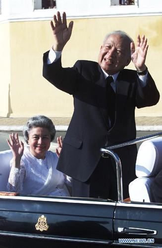 File photo taken on November 9, 2003 shows Norodom Sihanouk greeting people in an activity celebrating the 50th anniversary of Cambodia's independence in Phnom Penh. Cambodian retired King Norodom Sihanouk died of natural cause at the age of 90 in China's capital city of Beijing, where he had his diseases treated by Chinese doctors, Cambodian Deputy Prime Minister Nhik Bun Chhay confirmed on October 15, 2012. Photo: Xinhua