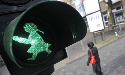 A traffic light bearing an 