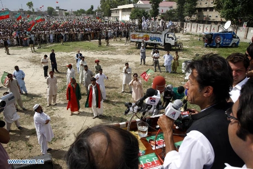 Pakistan's former cricket star-turned-politician Imran Khan (R) speaks during an election campaign rally in Charsadda, Pakistan, on May 4, 2013. Pakistan is scheduled to hold parliamentary elections on May 11. (Xinhua/Umar Qayyum)