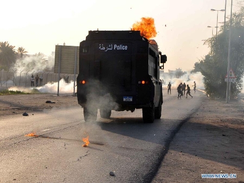 &nbsp;Bahraini protesters clash with police forces following the funeral of a teenager killed in protests marking the second anniversary of the 2011 mass anti-government demonstrations, in the village of Jabalat Habshi, west of Manama, Bahrain, Feb. 16, 2013. Two people were killed and 75 police officers injured in Bahrain since violent clashes erupted on the eve of the second anniversary of the 2011 mass anti-government demonstrations, Interior Minister Lieutenant General Shaikh Rashid bin Abdullah Al Khalifa said Saturday. (Xinhua/Ali Mahmood)