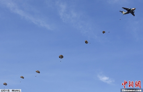 Japan's Self-Defense Forces (SDF) launched a military drill on island defense in a training ground in the city of Narashino in Chiba Prefecture on January 13, 2012.(Photo Source: chinanews.com)