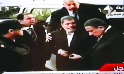 A video broadcast image shows ousted President Mohammed Morsi (center), arriving for a court hearing in Cairo, November 4. Photo: CFP