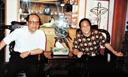 Self-proclaimed <em>qigong</em> master Wang Lin is seen being with a man believed to be former railway minister Liu Zhijun. 
