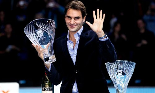 
Switzerland's Roger Federer holds the trophy of the Stefan Edberg Sportsmanship Award at the O2 Arena in London, Britain, on November 7, 2012. Federer was presented the Stefan Edberg Sportsmanship Award and the ATPWorldTour Fans' Favourite Award in London Wednesday. Photo: Xinhua
