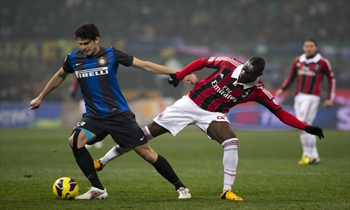 Andrea Ranocchia (left) of Inter Milan in action with Mario Balotelli of AC Milan on Sunday. Photo: IC