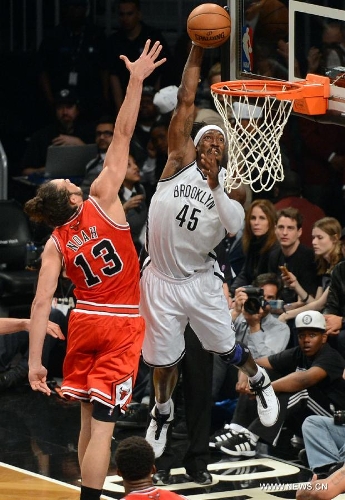 Chicago Bulls' Joakim Noah (L) defends Brooklyn Nets' Gerald Wallace during Game 7 of their NBA Eastern Conference Quarterfinals basketball playoff series in New York, the United States, May 4, 2013. Bulls won 99-93 Saturday to reach the second round with 4-3 in the first-round series. (Xinhua/Wang Lei) 