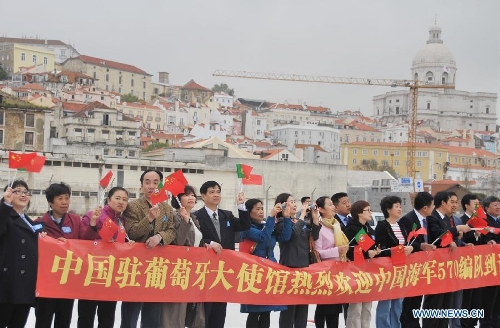 Local Chinese welcome the 13th Escort Taskforce of the Chinese navy as they arrive in Lisbon, Portugal, April 15, 2013. The 13th escort taskforce of the Chinese navy arrived in Lisbon on Monday, for a five-day goodwill visit to the country. (Xinhua/Zhang Liyun) 