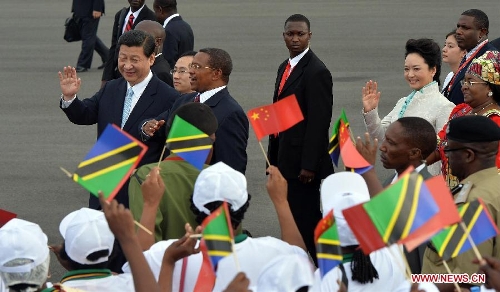 Chinese President Xi Jinping and his wife Peng Liyuan are welcomed by Tanzanian President Jakaya Mrisho Kikwete and his wife Salma Kikwete upon their arrival in Dar es Salaam, Tanzania, March 24, 2013. (Xinhua/Wang Ye)