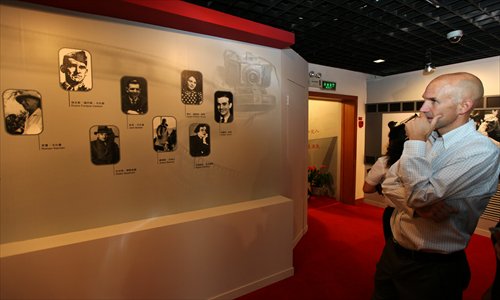 A visitor to the exhibition checks out photographs of foreign correspondents in Yan'an, China's revolutionary base, in the 1930s and 1940s. Photo: Cai Xianmin/GT