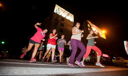 Girls run along the riverbank in Xuhui district in a weekly night event organized by Puxi Run, a women-only running club. Photo: Cai Xianmin/GT