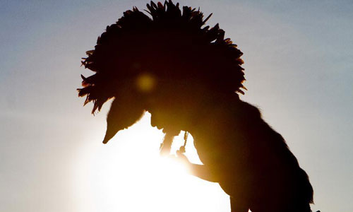 A man wearing traditional costumes takes part in a Mayan ceremony to receive the new cycle of the Mayan Calendar, at the Teotihuacan archaeological site, in the state of Mexico, Mexico, on December 21, 2012. Photo: Xinhua