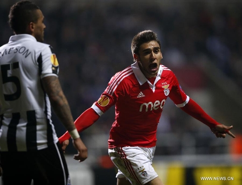 Eduardo Salvio of Benfica celebrates scoring during the UEFA Europa League quarterfinal second leg between Newcastle United and Benfica at St James' Park in London, Britain on April 11, 2013. The match ended with a 1-1 draw and Benfica advanced to the semifinal with 4-2 on aggregate. (Xinhua/Wang Lili) 