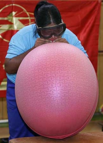 Losing weight by blowing balloon (Photo Source: forum.news.cn)
