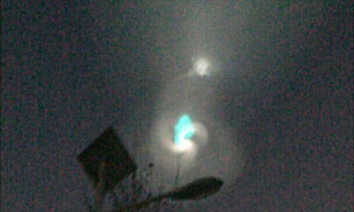 China conducted missile defense tests in Northwest China’s Xinjiang Uyghur Autonomous Region on January 27, possibly creating a light show of rings and halos that was captured and circulated online. This photo above was taken around 8pm, which netizens explain shone brightly in the center and looked like a cloud of moisture. The light then changed quickly and the green light had a laser-like intensity.Photos: Wengzailvtu/Qingjiaowoliuhetongxue