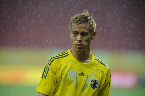Japanese football player Keisuke Honda participates in a training session at the Arena Pernambuco Stadium, in Recife, Brazil, on June 18, 2013. Japan will face Italy on Wednesday in its second match during the the FIFA Confederations Cup Brazil 2013. (Xinhua/Weng Xinyang) 