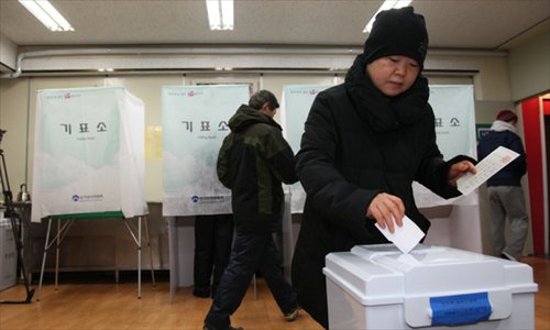 A voter casts her ballot at a polling station in Seoul, December 19, 2012. Polls opened early Wednesday morning in South Korea's closely contested presidential election, which pits the daughter of a military strongman against a former human rights lawyer once jailed for protesting his rule. Photo: Xinhua