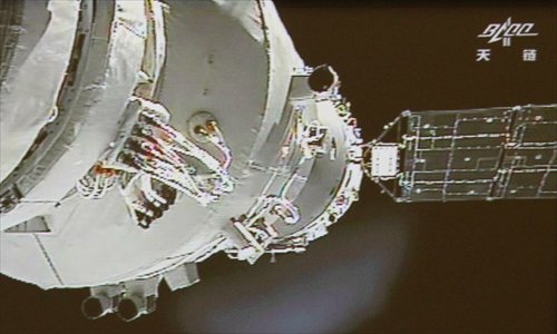 Photo taken on June 24, 2012 shows the screen at the Beijing Aerospace Control Center showing the Shenzhou-9 spacecraft and Tiangong-1 lab module being conjoined again. Three Chinese astronauts Sunday successfully completed a manual docking between Shenzhou-9 spacecraft and the orbiting Tiangong-1 lab module, the first such attempt in China's history of space exploration. .Photo: Xinhua