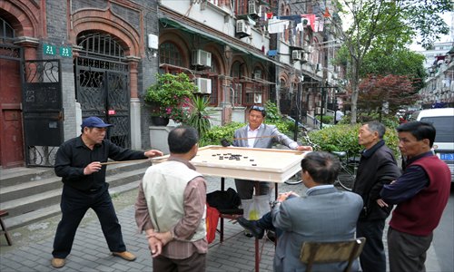 Residents in Shanghai play a game in the former Jewish ghetto which Israeli Prime Minister Benjamin Netanyahu visited on his first leg of the five-day visit to China on Tuesday. Netanyahu lauded Shanghai for its past role as a haven for Jewish refugees fleeing Nazi persecution, as questions loom over the area's future. Photo: AFP