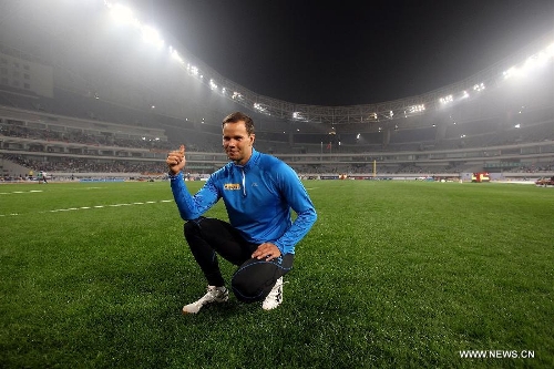 Tero Pitkamaki of Finland poses for photos after winning the men's Javelin Throw during the IAAF Diamond League Athletics meet in Shanghai, east China, May 18, 2013. Pitkamaki won the first place of the event in 87.60 meters.(Xinhua/Li Ming) 