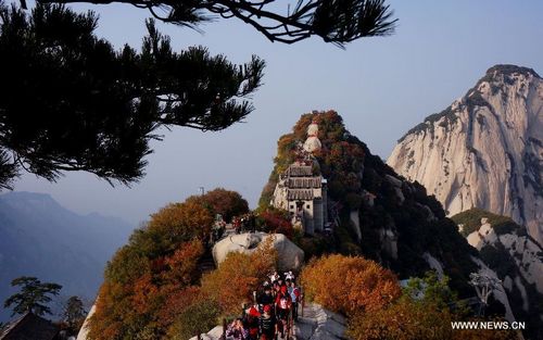 Tourists enjoy the scenery of Huashan Mountain in Huayin, Northwest China's Shaanxi Province, October 21, 2012. Photo: Xinhua