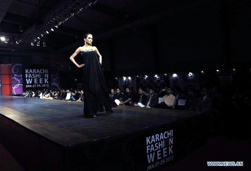 A Pakistani model presents a creation by designer Karmaa on the last day of Karachi Fashion Week in southern Pakistani port city of Karachi, Jan. 29, 2013. (Xinhua/Masroor) 