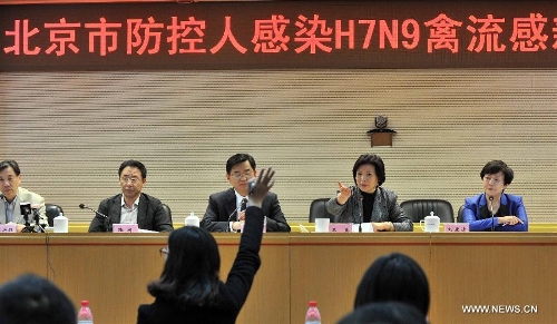 Journalists raise questions about the first case of H7N9 infection in Beijing at a press conference held in Beijing, capital of China, April 13, 2013. A seven-year-old girl in Beijing was infected with the H7N9 strain of bird flu, the first such case in the Chinese capital, local health authorities said Saturday. The case was confirmed following a test by the Chinese Center for Disease Control and Prevention early on Saturday. The child is being treated at the Beijing Ditan Hospital, and is in stable condition. (Xinhua/Li Wen)