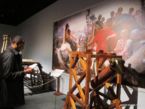 A visitor watches the model of a Rome siege weapon during an exhibition at Hong Kong Science Museum in south China's Hong Kong, Jan. 23, 2013. Exhibition 