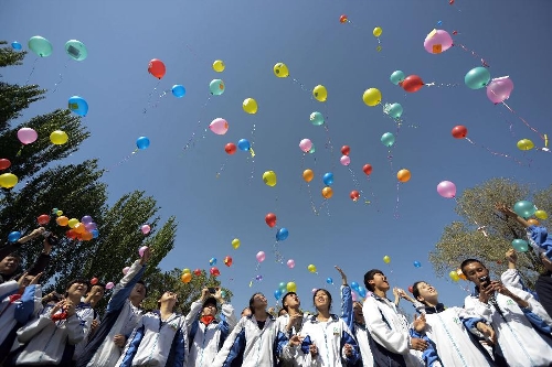 &nbsp;Students let go balloons during their coming-of-age ceremony at Bayi Middle School in Urumqi, capital of northwest China's Xinjiang Uygur Autonomous Region, May 7, 2013. More than 800 senior high school students in Bayi Middle School attended their coming-of-age ceremony on Tuesday. (Xinhua/Jiang Wenyao) 