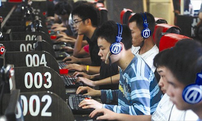 Netizens surf online at an Internet cafe in Quanzhou county, Guangxi Zhuang Autonomous Region. Photo: CFP