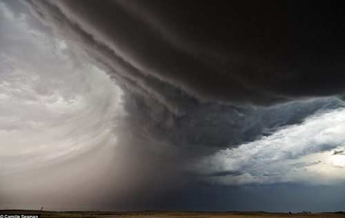 American photographer Camille Seaman is well-known for haunting photos of polar region. Here is a collection of her works about tornado. Photo: www.cnr.cn