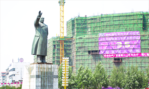 One of the photography works of Cheng Wenjun, a Mao statue in Fuxin, Liaoning Province. Photo: Courtesy of Cheng Wenjun