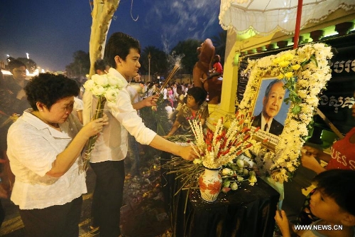 People pray to pay their respects to the late former king Norodom Sihanouk in front of the Royal Palace in Phnom Penh, capital of Cambodia, on Feb. 3, 2013. The royal cremation ceremony of the late former Cambodian King Norodom Sihanouk will be held on Monday. (Xinhua/Yao Dawei) 